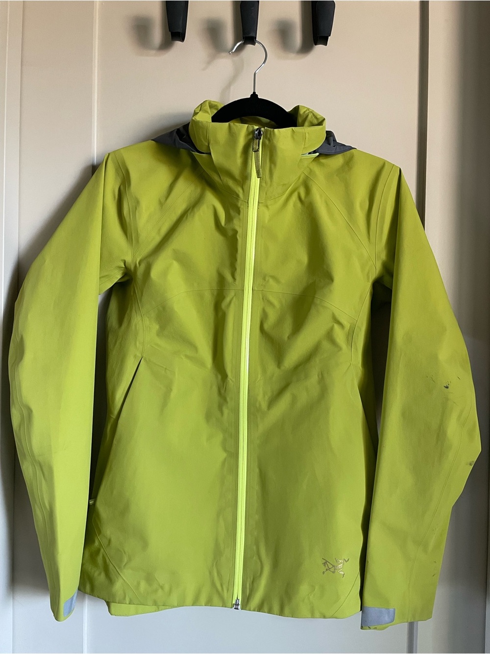 Arc'teryx A2B commuter bike waterproof rain jacket, women’s XS, yellow-green
